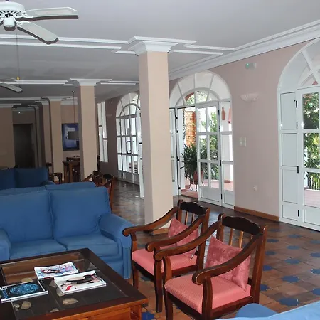 瓦瑞尼亚塞雷纳 - 保尼阿瑞欧德阿兰赫酒店 酒店